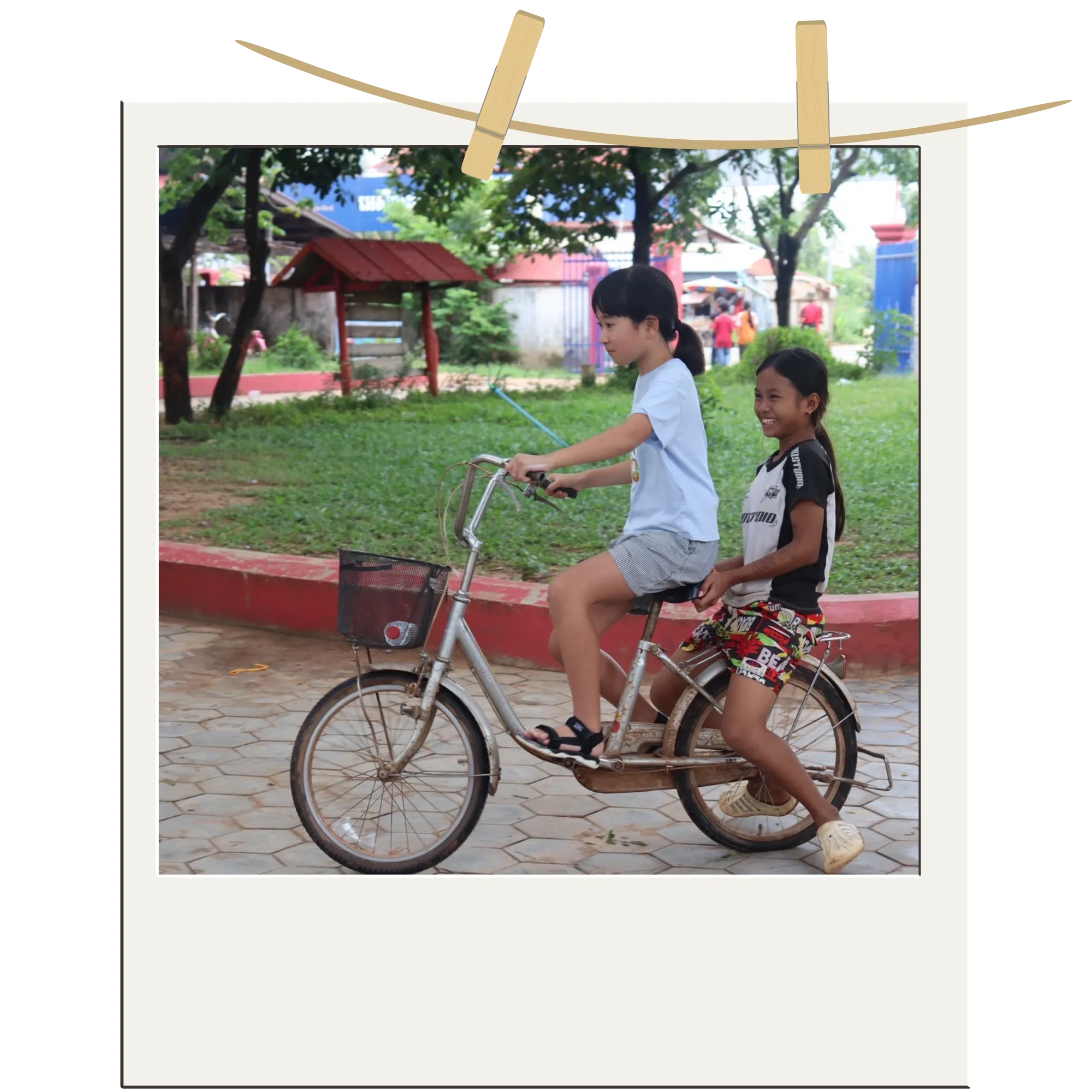 村の散策の様子